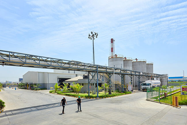 Manager conducting a one-on-one meeting with an employee in plant